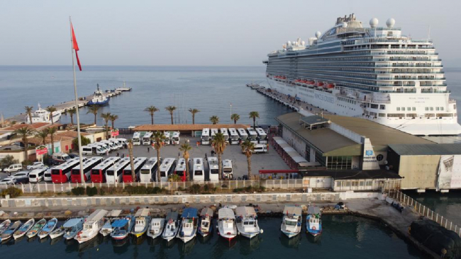 Kuşadası Ege Port Limanı'na 2 bin 460 yolculu kruvaziyer demirledi